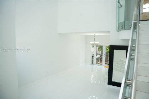 House in Miami, Florida 4 bedrooms, 168.62 sq.m. № 1395136 - photo 5