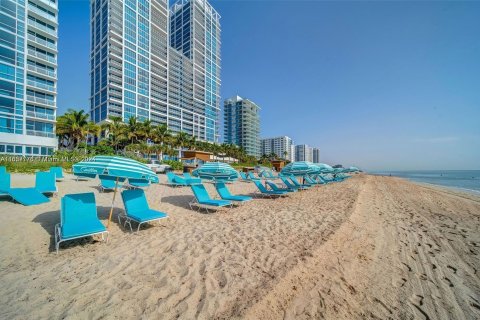 Condo in Miami Beach, Florida, 2 bedrooms  № 1391945 - photo 11