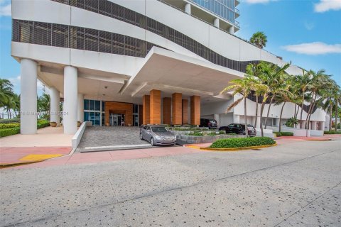 Condo in Miami Beach, Florida, 2 bedrooms  № 1391945 - photo 15