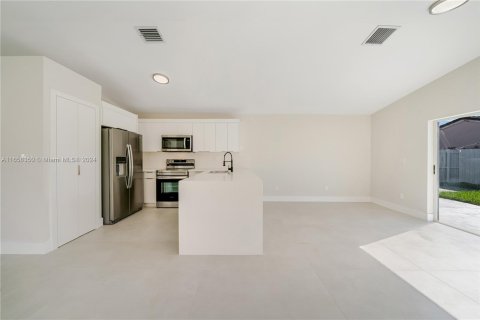 House in Miami, Florida 3 bedrooms, 130.34 sq.m. № 1391946 - photo 6