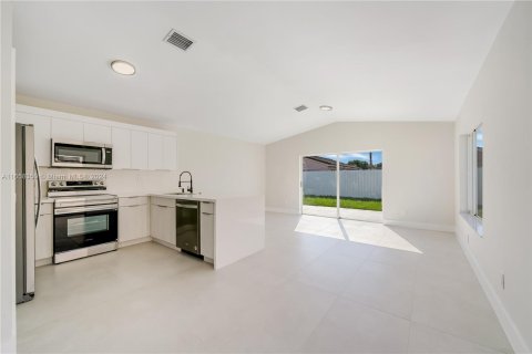 Casa en venta en Miami, Florida, 3 dormitorios, 130.34 m2 № 1391946 - foto 5