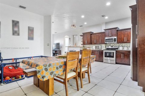 Touwnhouse à vendre à Hialeah, Floride: 3 chambres, 143.07 m2 № 1406117 - photo 4