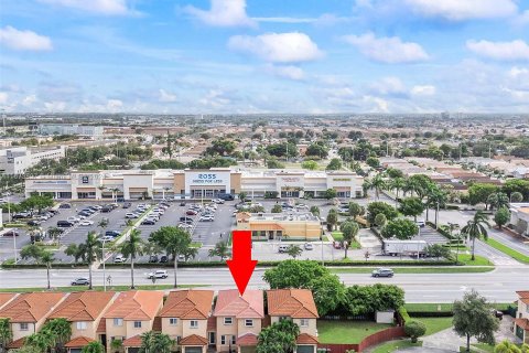 Adosado en venta en Hialeah, Florida, 3 dormitorios, 143.07 m2 № 1406117 - foto 1