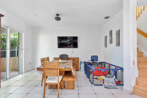 Adosado en venta en Hialeah, Florida, 3 dormitorios, 143.07 m2 № 1406117 - foto 7