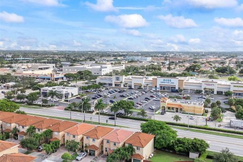 Townhouse in Hialeah, Florida 3 bedrooms, 143.07 sq.m. № 1406117 - photo 25