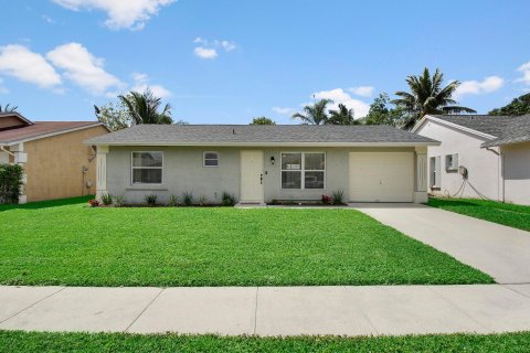 House in Lake Worth, Florida 2 bedrooms, 80.27 sq.m. № 1132782 - photo 1