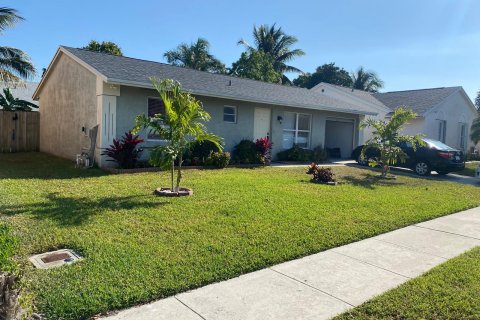 House in Lake Worth, Florida 2 bedrooms, 80.27 sq.m. № 1132782 - photo 2