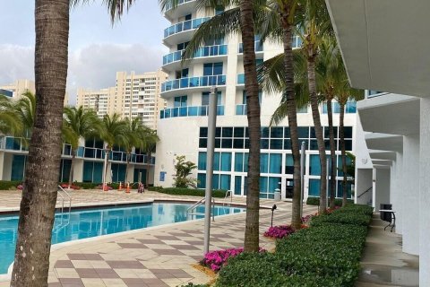 Condominio en venta en Hallandale Beach, Florida, 2 dormitorios, 121.33 m2 № 965861 - foto 15