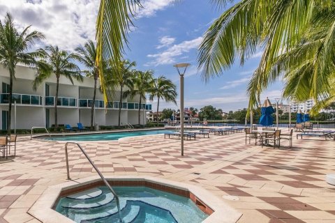 Condominio en venta en Hallandale Beach, Florida, 2 dormitorios, 121.33 m2 № 965861 - foto 14