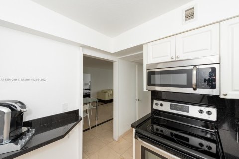 Condo in Miami Beach, Florida, 2 bedrooms  № 1188105 - photo 16