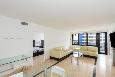 Condo in Miami Beach, Florida, 2 bedrooms  № 1188105 - photo 13