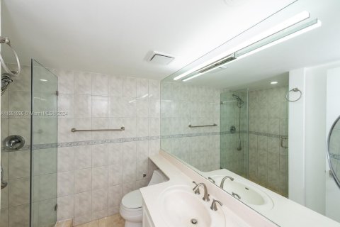 Condo in Miami Beach, Florida, 2 bedrooms  № 1188105 - photo 11