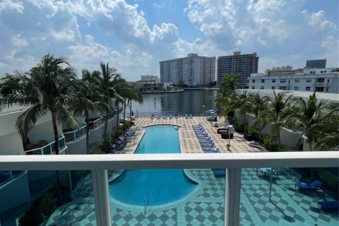 Condo in Hallandale Beach, Florida, 1 bedroom  № 992057 - photo 1