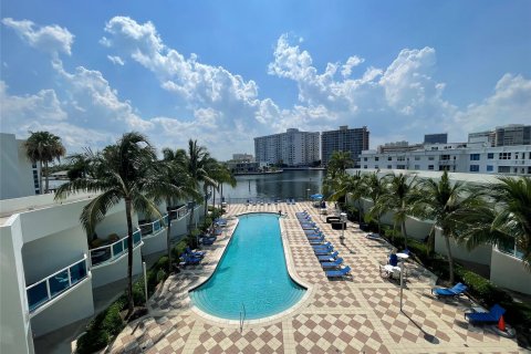 Condo in Hallandale Beach, Florida, 1 bedroom  № 992057 - photo 30