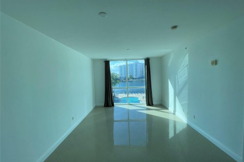 Condominio en venta en Hallandale Beach, Florida, 1 dormitorio, 77.67 m2 № 992057 - foto 28