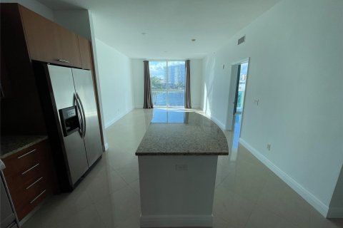 Condo in Hallandale Beach, Florida, 1 bedroom  № 992057 - photo 3