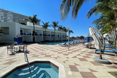 Condo in Hallandale Beach, Florida, 1 bedroom  № 992057 - photo 16