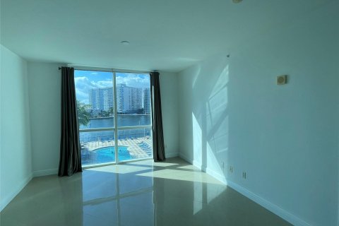 Condo in Hallandale Beach, Florida, 1 bedroom  № 992057 - photo 22