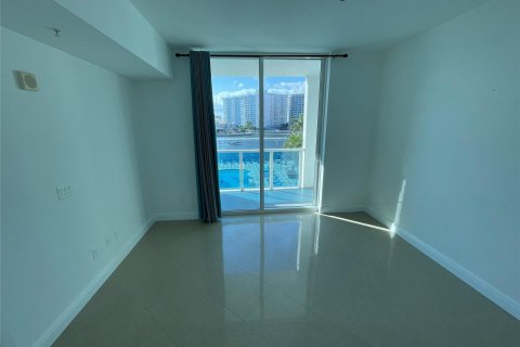 Condo in Hallandale Beach, Florida, 1 bedroom  № 992057 - photo 2