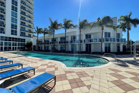 Condo in Hallandale Beach, Florida, 1 bedroom  № 992057 - photo 11