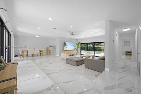 House in North Miami Beach, Florida 4 bedrooms, 190.64 sq.m. № 1360780 - photo 22