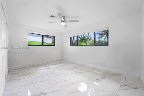 House in North Miami Beach, Florida 4 bedrooms, 190.64 sq.m. № 1360780 - photo 15