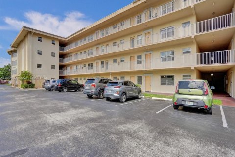 Condo in Lauderdale Lakes, Florida, 2 bedrooms  № 1162140 - photo 1