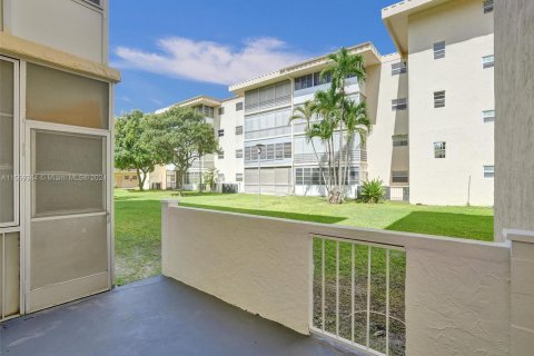 Condo in Lauderdale Lakes, Florida, 2 bedrooms  № 1162140 - photo 24