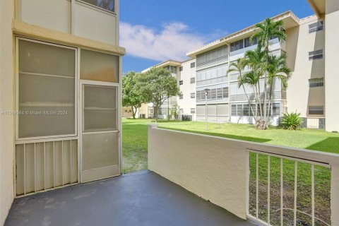 Condo in Lauderdale Lakes, Florida, 2 bedrooms  № 1162140 - photo 25