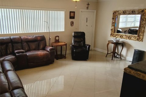 House in Hollywood, Florida 2 bedrooms, 82.78 sq.m. № 543888 - photo 19