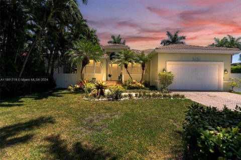 House in North Bay Village, Florida 3 bedrooms, 271.83 sq.m. № 1187914 - photo 2