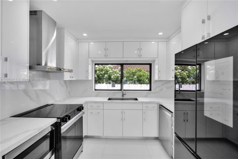 House in Hollywood, Florida 3 bedrooms, 155.7 sq.m. № 1347711 - photo 24