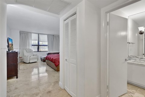 Condominio en venta en Bal Harbour, Florida, 2 dormitorios, 128.95 m2 № 1333494 - foto 18