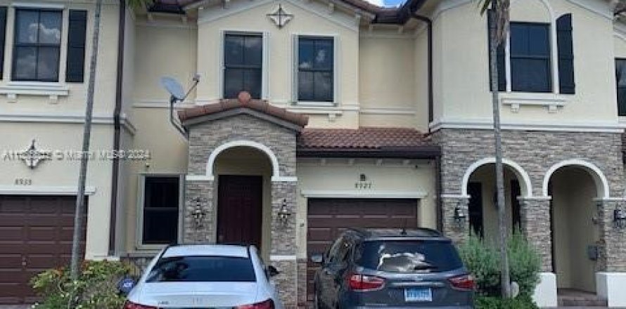 Townhouse in Doral, Florida 3 bedrooms, 156.54 sq.m. № 1378637