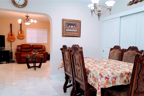 Купить виллу или дом в Майами-Гарденс, Флорида 4 спальни, 188.13м2, № 993617 - фото 9