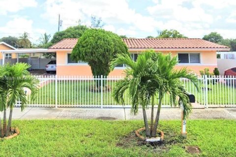 Villa ou maison à vendre à Miami Gardens, Floride: 4 chambres, 188.13 m2 № 993617 - photo 1