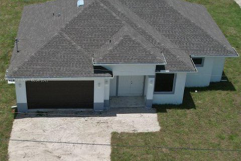 House in Lehigh Acres, Florida 3 bedrooms, 151.24 sq.m. № 121979 - photo 3