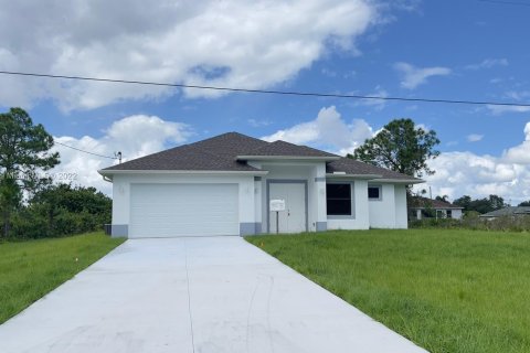 House in Lehigh Acres, Florida 3 bedrooms, 151.24 sq.m. № 121979 - photo 2