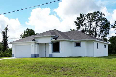 House in Lehigh Acres, Florida 3 bedrooms, 151.24 sq.m. № 121979 - photo 1