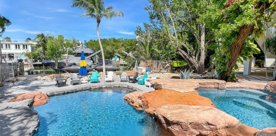 House in Islamorada, Village of Islands, Florida 4 bedrooms, 364.55 sq.m. № 1348131