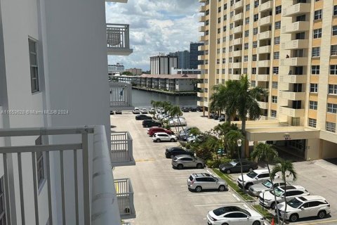 Condo in Hallandale Beach, Florida, 1 bedroom  № 1348283 - photo 15