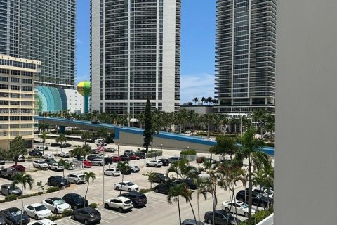 Copropriété à vendre à Hallandale Beach, Floride: 1 chambre, 80.82 m2 № 1348283 - photo 14