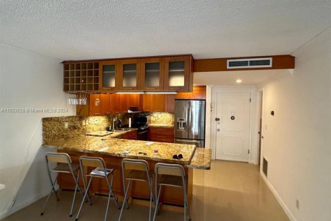 Condo in Hallandale Beach, Florida, 1 bedroom  № 1348283 - photo 11