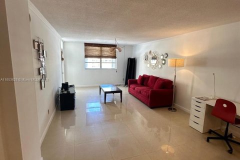 Condo in Hallandale Beach, Florida, 1 bedroom  № 1348283 - photo 13