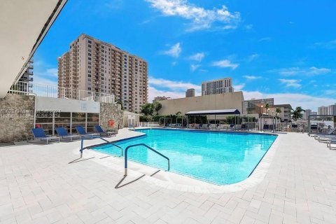 Condo in Hallandale Beach, Florida, 1 bedroom  № 1348283 - photo 2