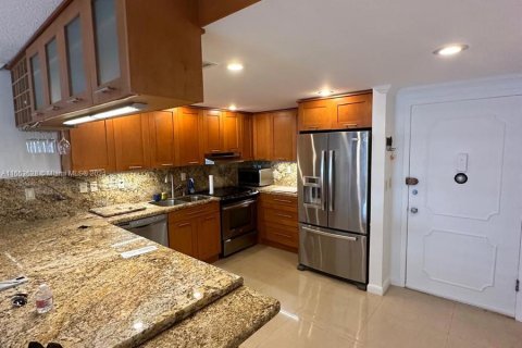 Condo in Hallandale Beach, Florida, 1 bedroom  № 1348283 - photo 12