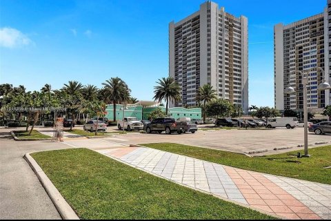 Condo in Hallandale Beach, Florida, 1 bedroom  № 1348283 - photo 1