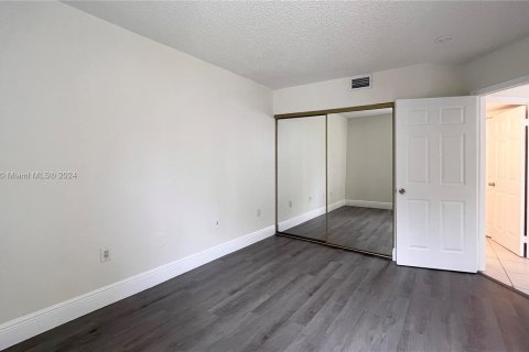 Condo in Miami, Florida, 2 bedrooms  № 1348047 - photo 11