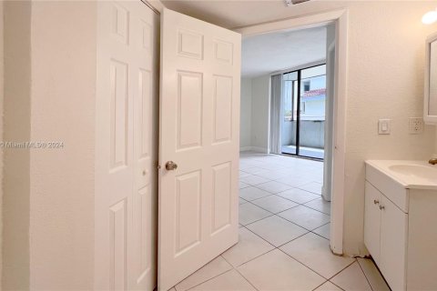 Condo in Miami, Florida, 2 bedrooms  № 1348047 - photo 20