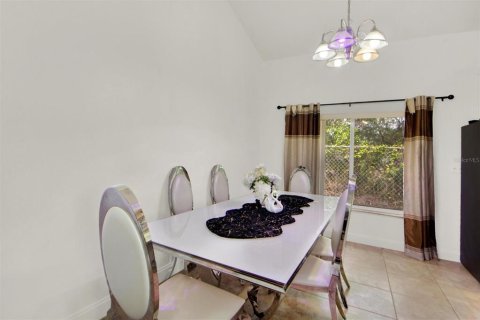 House in Tampa, Florida 4 bedrooms, 163.88 sq.m. № 1085610 - photo 5